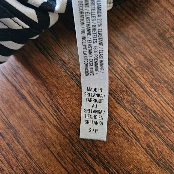 Victoria Sport Striped Mesh Sports Bra - Picture 7 of 9